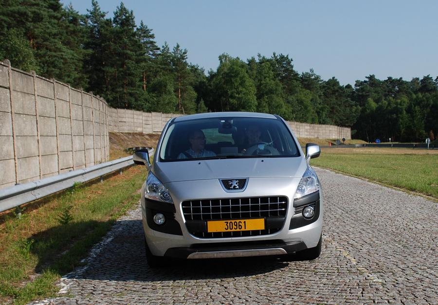  Peugeot 3008 HYbrid4 2010 года  (фото 7 из 35)